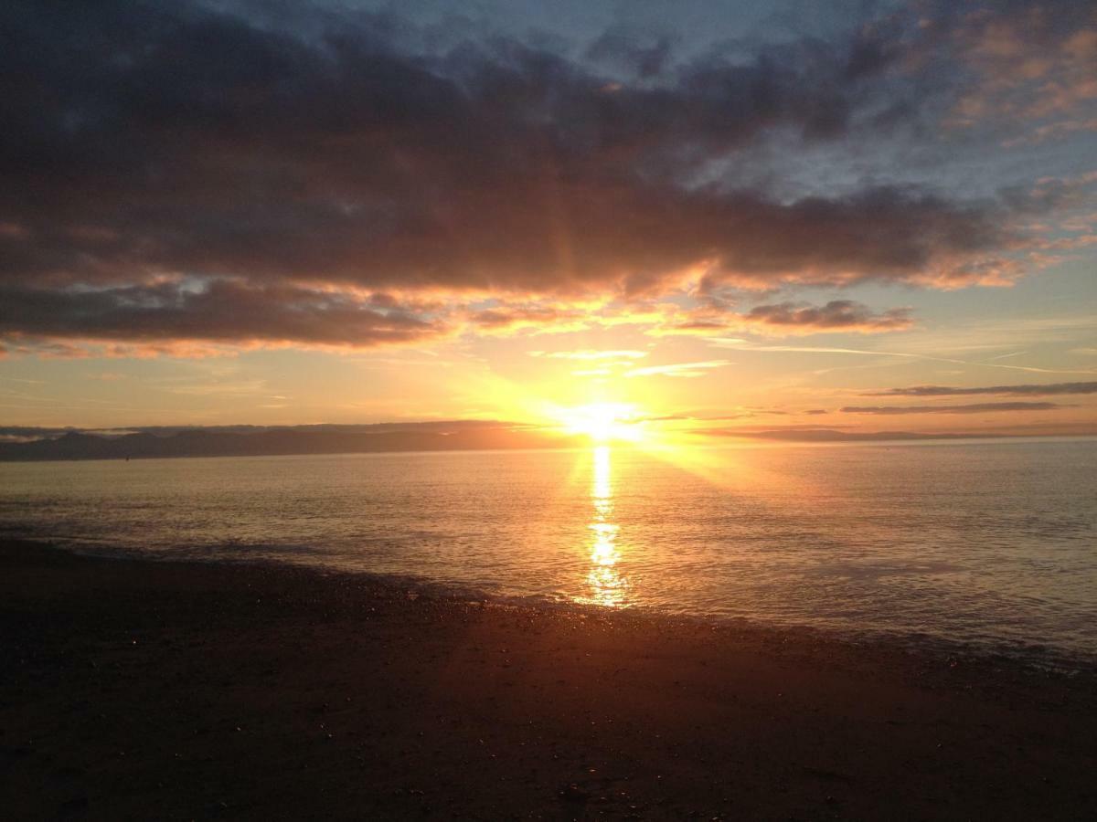 Stunning Beach Front House - Sleeps 6 Pwllheli Esterno foto